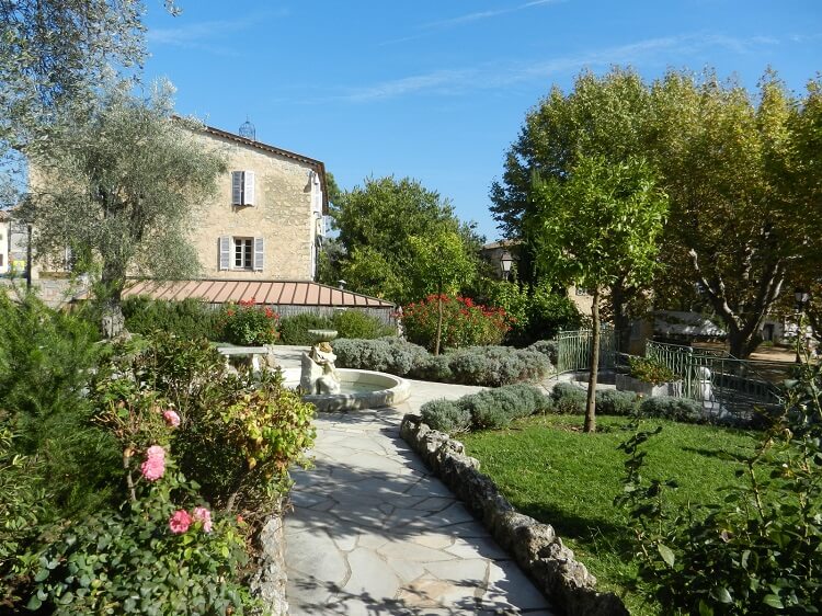 Place du village du Rouret
