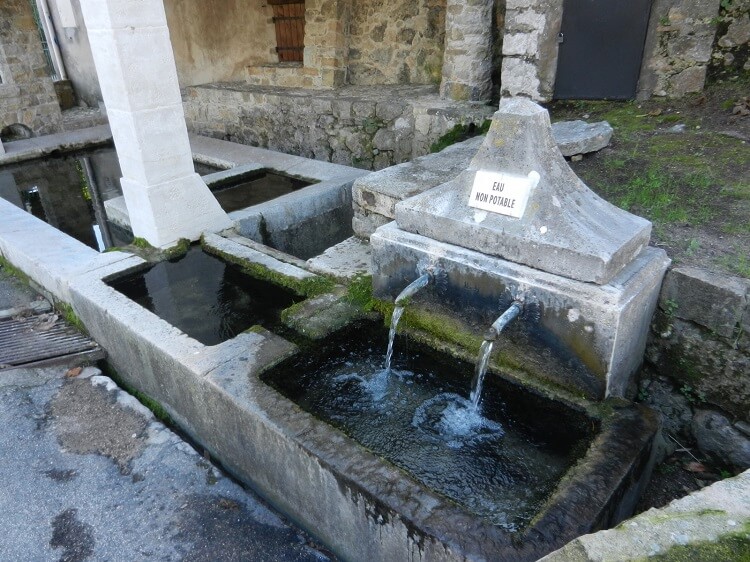 Fontaine au centre du village du Rouret
