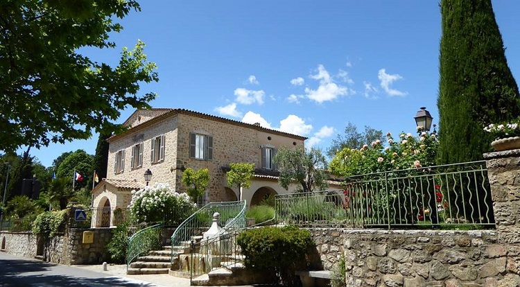Façade de la Mairie du Rouret, commune des Alpes-Maritimes en France