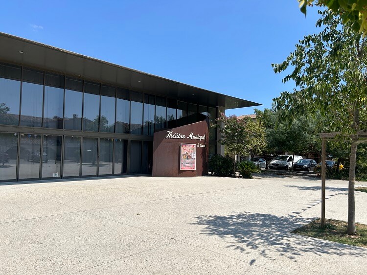Parvis du Théâtre Municipal du Rouret